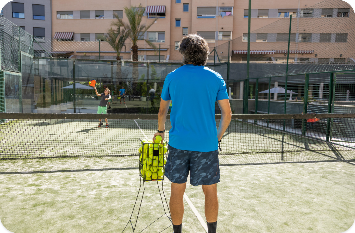 ¿Eres instructor de pádel en Carabanchel?